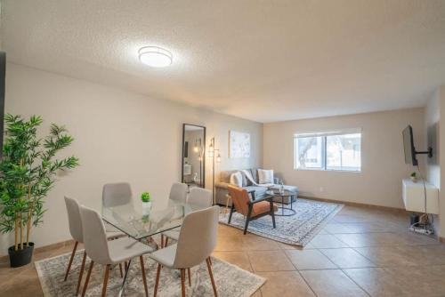 Cox Heights Apartment | Spacious 2BD - Parking, Gym, Pool - Sleep 8 - 5Min Casino