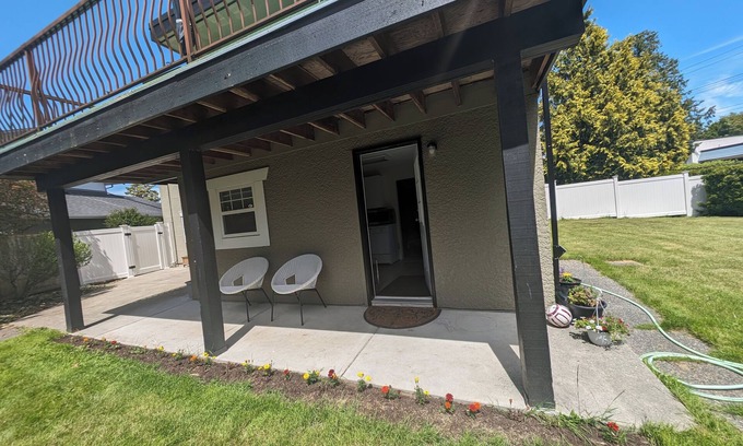 Delta House | Spacious 2BR Suite with Private Entrance in Sunny Tsawwassen