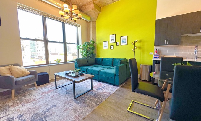 Near South Side House | Spacious 2BR Unit Skyline View - Walk to McCormick