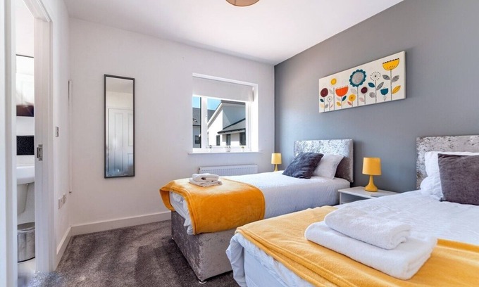 Peterborough House | Spacious 3 bed, 2.5bath-Sleeps 6