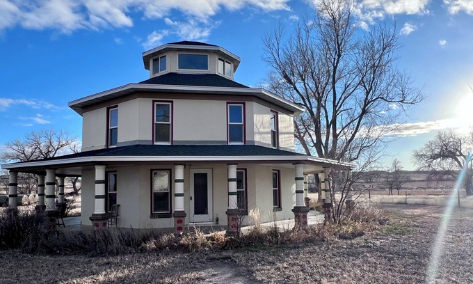 Wray House | Spacious 3 bed, 3 bath Eastern Colorado Farmhouse Retreat