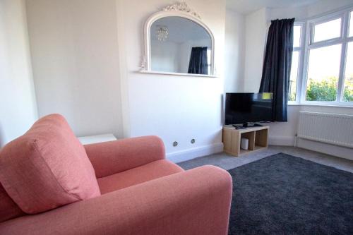 Grantham House | Spacious 3-Bed Home, Garden, Free Wi-Fi, Contractors