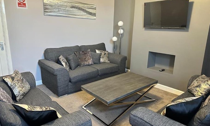 Wombwell House | Spacious 3 bed house in Wombwell