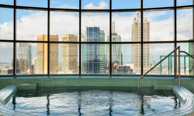 Melbourne Central Business District Apartment | Spacious 3-bed Unit in Melbourne CBD w/Pool & Gym