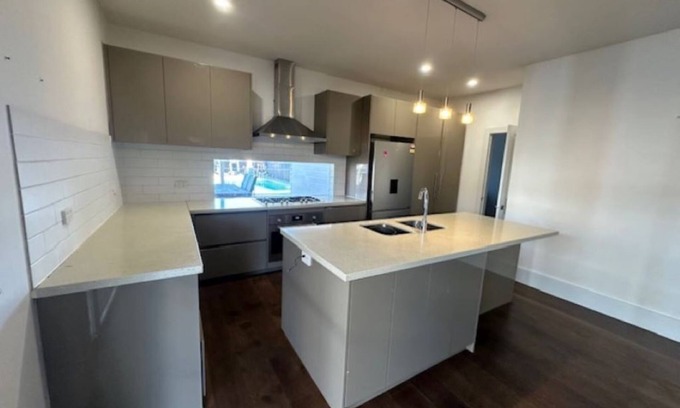 Donald House | Spacious 3 Bedroom, 2 Bathroom, Secure Parking and Pet friendly house.
