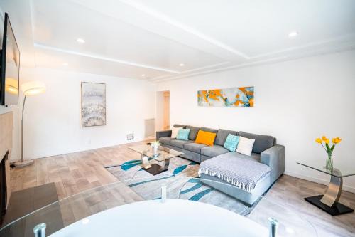 Carthay Circle Apartment | Spacious 3-Bedroom 3-Bathroom with 2-Living Room by Beverly Hills