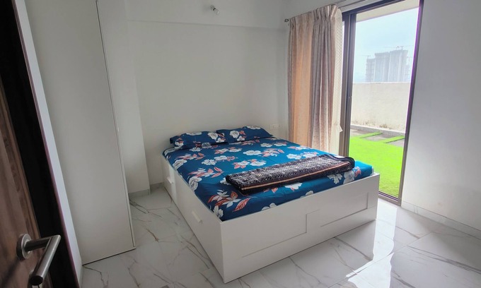 Baner Apartment | Spacious 3-bedroom apartment with AC, WiFi in charming Pune