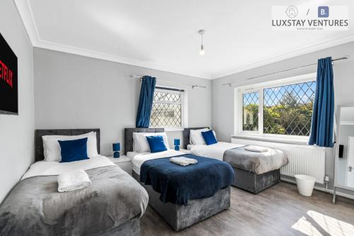 Woodingdean House | Spacious 3 Bedroom Brighton Home - Near South Downs - Stunning Sea Views - Garden - Pool Table - Free Parking for Cars