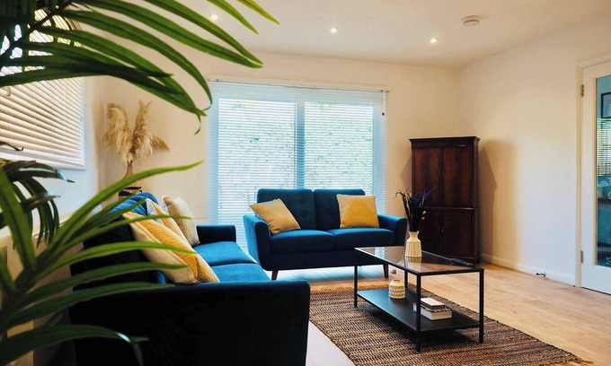 Rushmoor District Apartment | Spacious 3 bedroom Home w Parking in Farnborough