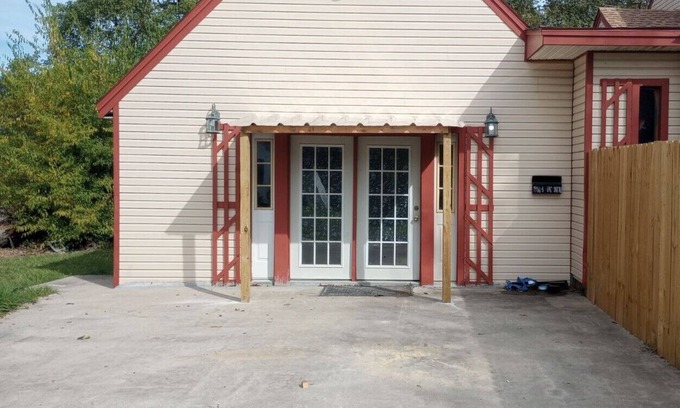 Lakeview Jefferson County House | Spacious 3 bedroom home. Cajun Capital of Texas! Experience great fishing.