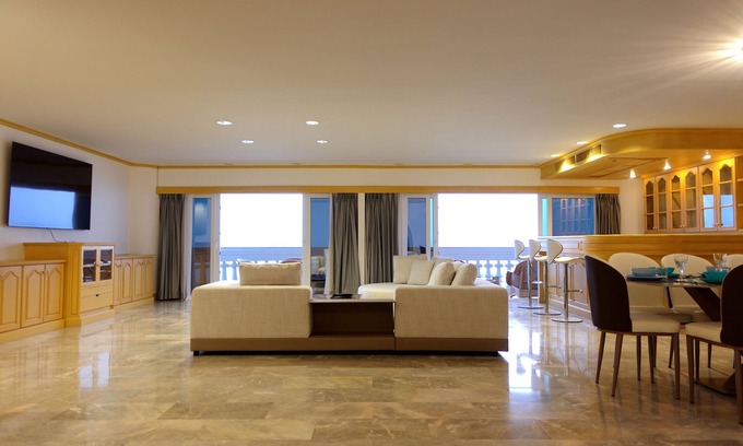 North Pattaya Apartment | Spacious 3BR 15m Balcony Seaview 1 Minute TO BEACH