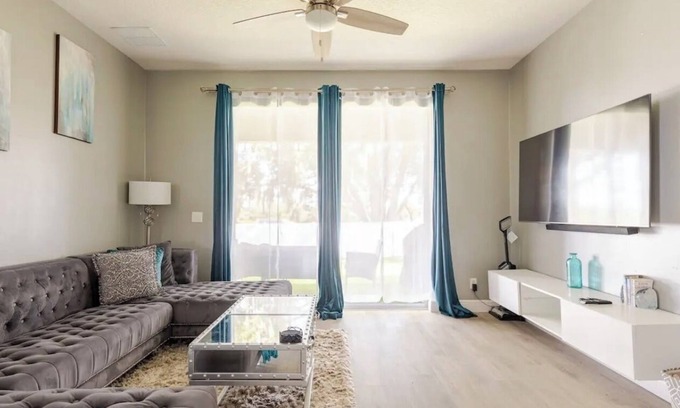 Apopka House | Spacious 3BR 2BA Apopka Vacation Rental. Close to Disney, Universal & Springs