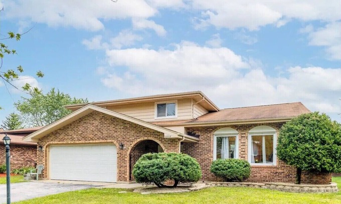 Chicago House | Spacious 3br home near Chicago, fenced yard for pets