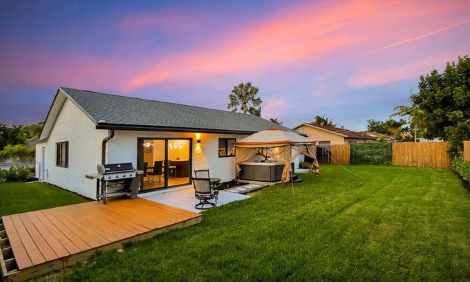Lauderhill House | Spacious 3BR Home w/Hot Tub, BBQ & Parking
