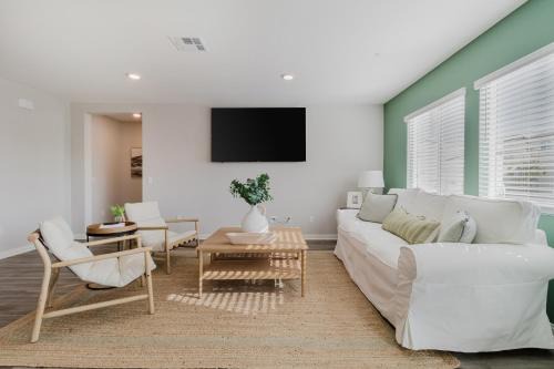 San Jacinto Apartment | Spacious 3BR Home with Lake Access & Mountain Views