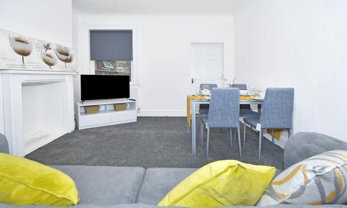 Forsbrook House | Spacious 4 Bed Stoke-on-Trent near Alton Towers