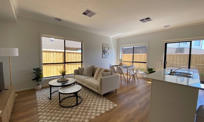 Werribee House | Spacious 4-bed House in Werribee