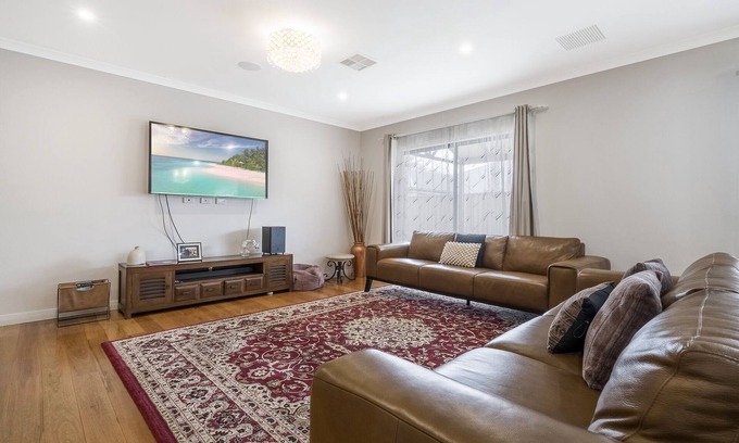 Byford House | Spacious 4-Bed House with Outdoor Area