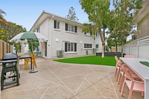 Surfers Paradise Villa | Spacious 4-Bed Villa with Mediterranean Charm