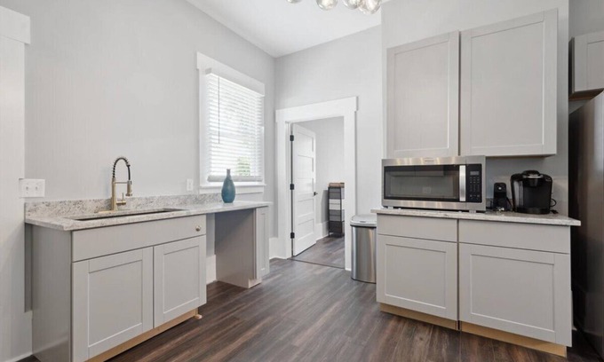 Metropolitan Apartment | Spacious 4-bedroom apartment in charming Savannah with AC, WiFi
