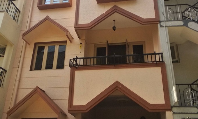 Bengaluru Apartment | Spacious 4-bedroom Backpackers Hostel in enchanting Bengaluru with WiFi.