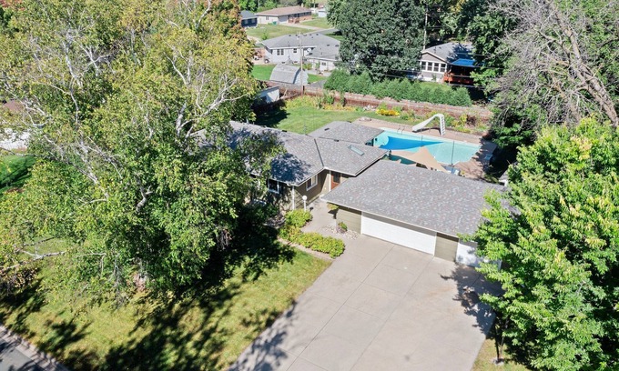 Burnsville House | Spacious 4-bedroom house in charming Burnsville with Pool!