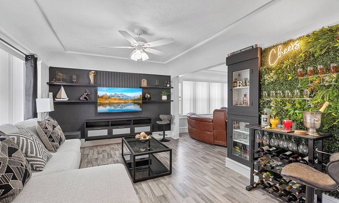 Burnham Park House | Spacious 4-bedroom house near downtown Milwaukee