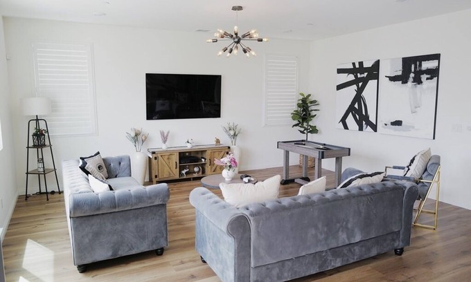 Ontario House | Spacious 4-bedroom house with 4 king beds