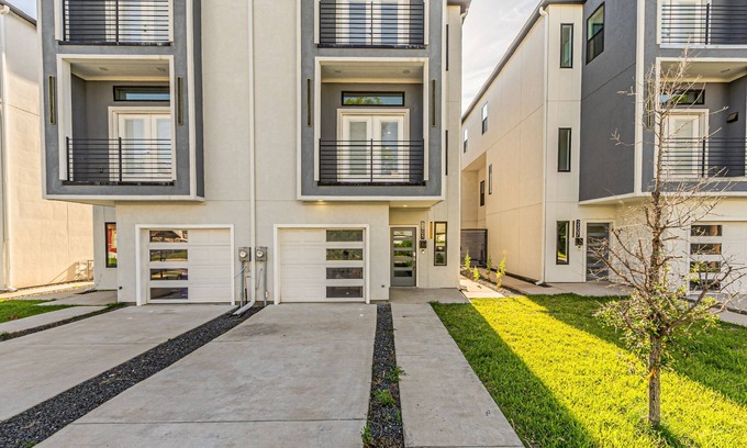 West Dallas House | Spacious 4-bedroom house in lovely Dallas W/Game room & Spa