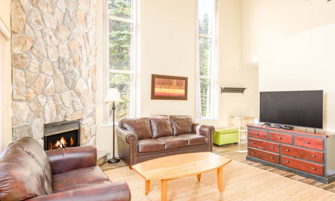 Snow Pine Estates House | Spacious 4-Bedroom – Sleeps 12 & Private Hot Tub