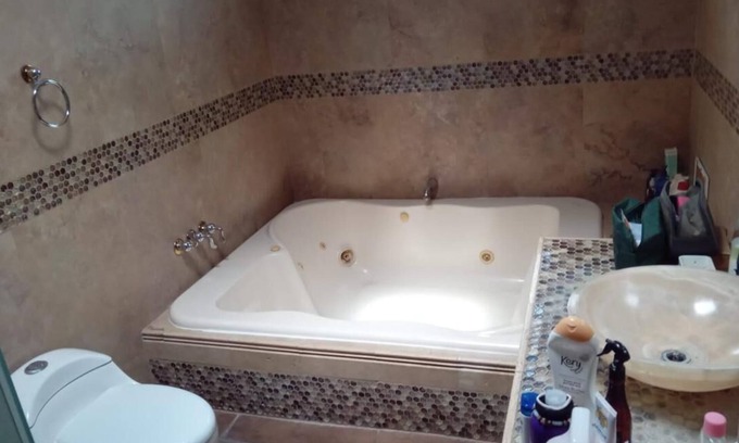 San Salvador House | Spacious 4 bedroom&Pool and 2 jacuzzis, WiFi, AC In Amazing area in San Salvador