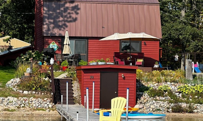 Johannesburg House | Spacious 4-bedroom lakefront home on Big Bear Lake in Johannesburg with WiFi, AC