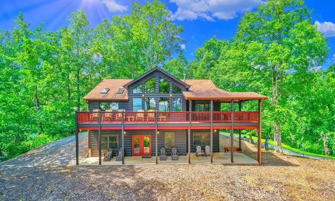 Foxfire Estates Cabin | Spacious 4 BR Cabin w/Stunning Mountain Views! Pet Friendly! Hot Tub!