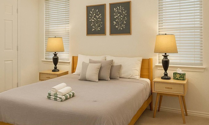 Denton House | Spacious 4B Mid-Century 2BTH Oasis Family & Work Stay