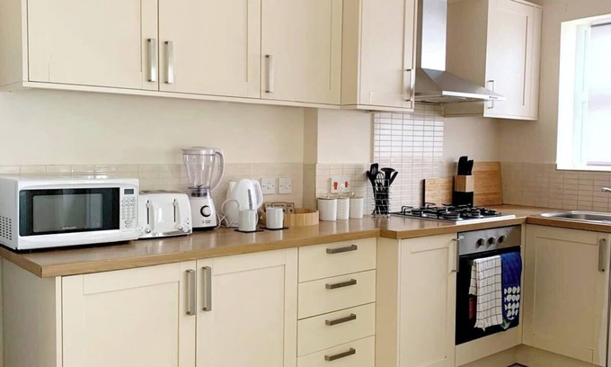 Woking House | Spacious 4Bed Home Near Woking Attractions&Nature