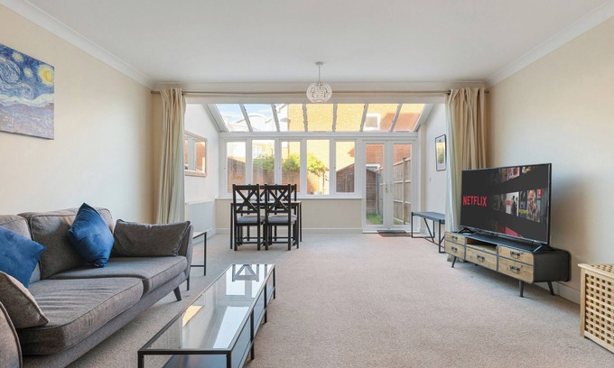 Redhill House | Spacious 4Bed House Redhill Train Station