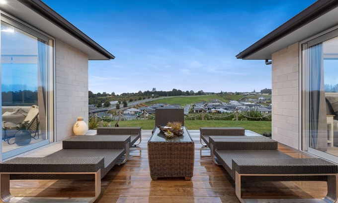 Pyes Pa House | spacious 4br family retreat with elevated and lake views