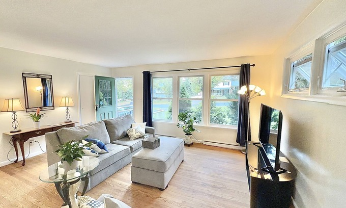 Park Forest Village House | Spacious 4BR House Close to Everywhere