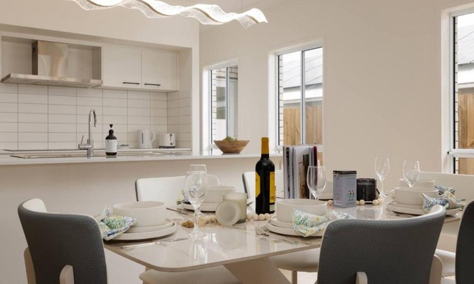 Greenbank House | Spacious 4BR Modern Home by Parks and Forest