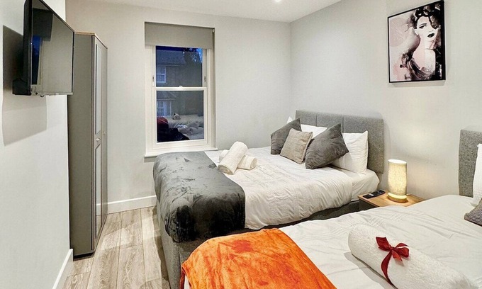 Faversham House | Spacious 5 bed House 3 bathrooms, 9 beds sleeps 12