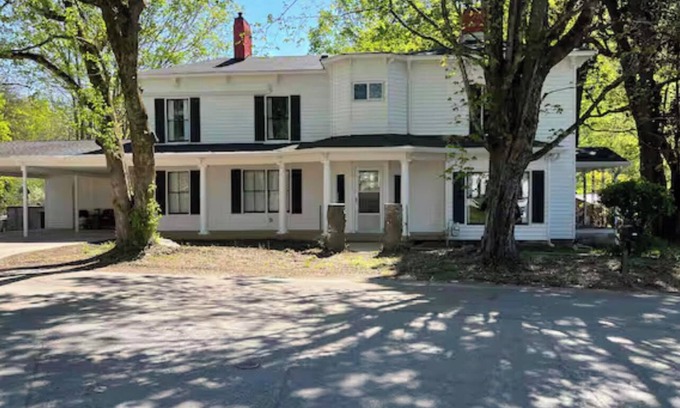 Coalfield House | Spacious 5-bedroom pet friendly house with WiFi, AC in charming Oliver Springs