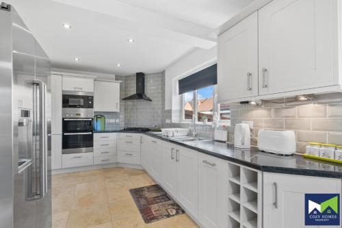 Rufford House | Spacious 5 Bedroom 2 Bathroom Home with Parking, WiFi and Garden Near NEC, HS2 and Solihull