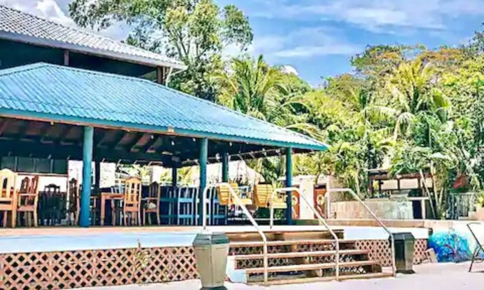 Dixon Cove House | Spacious 5-bedroom beachfront home with AC centrally located in Roatan.