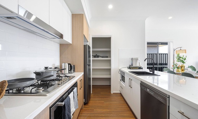 Austral House | Spacious 5-bedroom building in brilliant Austral with AC