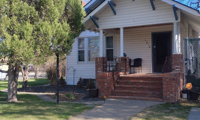 Miles City House | Spacious 5-bedroom house in marvelous Miles City with WiFi, AC