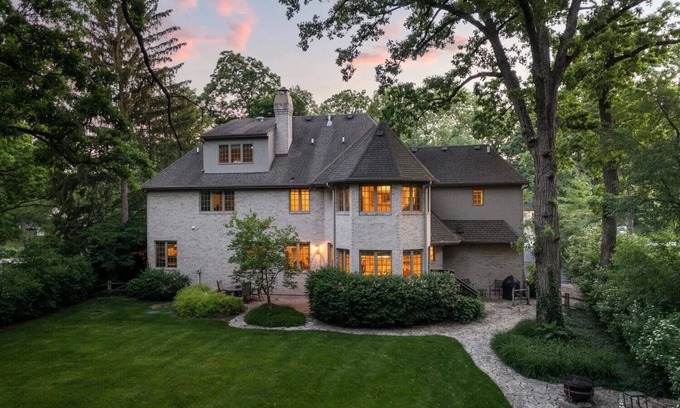 Naperville House | Spacious 5-bedroom house in nice Naperville with WiFi, fitness room