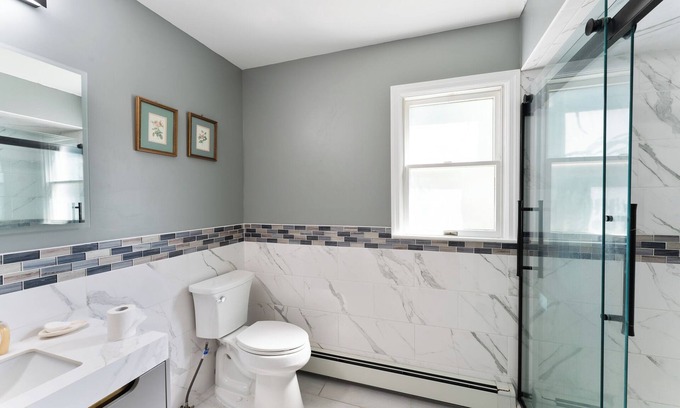 Bay Shore House | Spacious 5-bedroom house with WiFi, Close to 5000sqf
