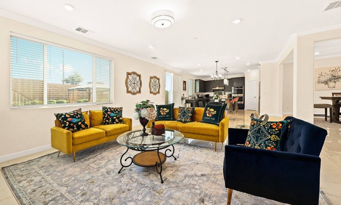 Ontario House | Spacious 5 bedroom home