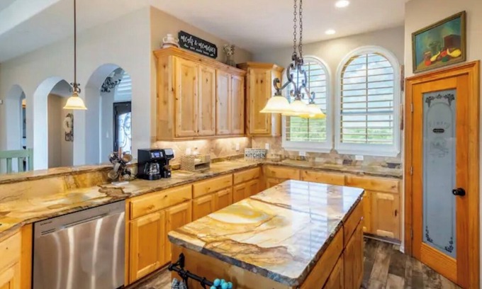 Converse House | Spacious 5 bedroom home in Schertz, Texas! 20 min from downtown San Antonio!
