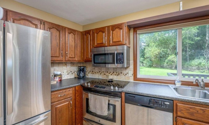 Canadian Lakes House | Spacious 5-bedroom house in charming Canadian Lakes